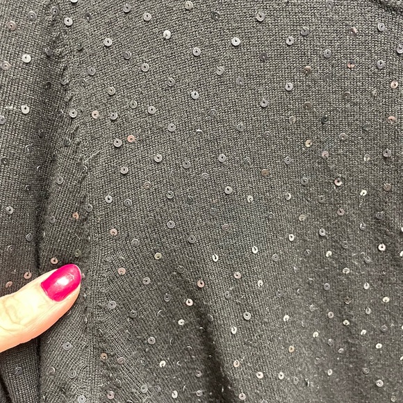 Black buttoned sweat with black sequins. Matching belt. - Picture 6 of 6